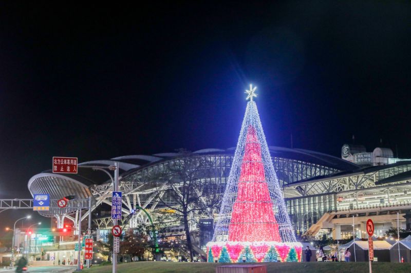 台中耶誕今晚點燈　11米高「禮讚之樹」照亮夜空
