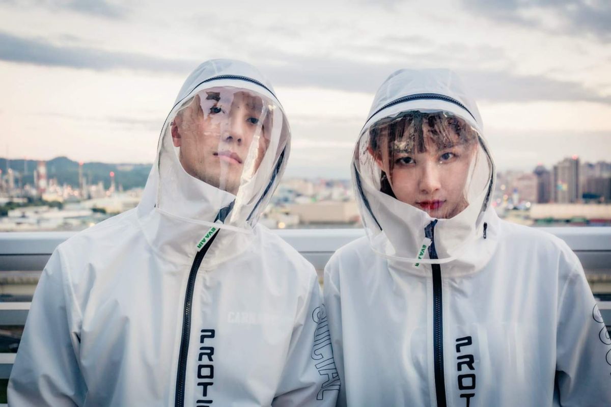 ▲長榮的機能防護夾克布料具備輕量、防風、防潑水的功能，並通過歐規高等級有害因子阻隔穿透測試，獨特的接縫技術，有效阻擋液體滲透，帽簷延伸可拆式面罩。（圖／業者提供）