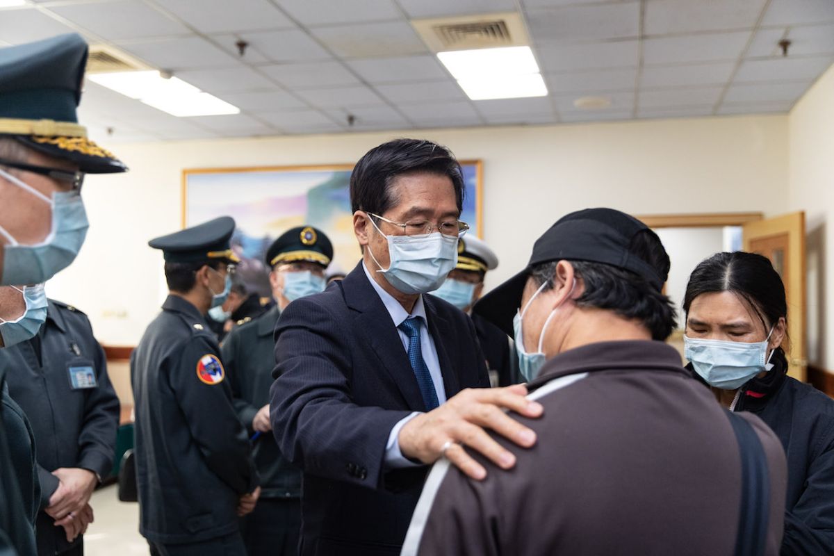 ▲國防部長嚴德發前往義大醫院探視軍備局205廠意外事件傷員，並慰問家屬。（圖／軍聞社提供）