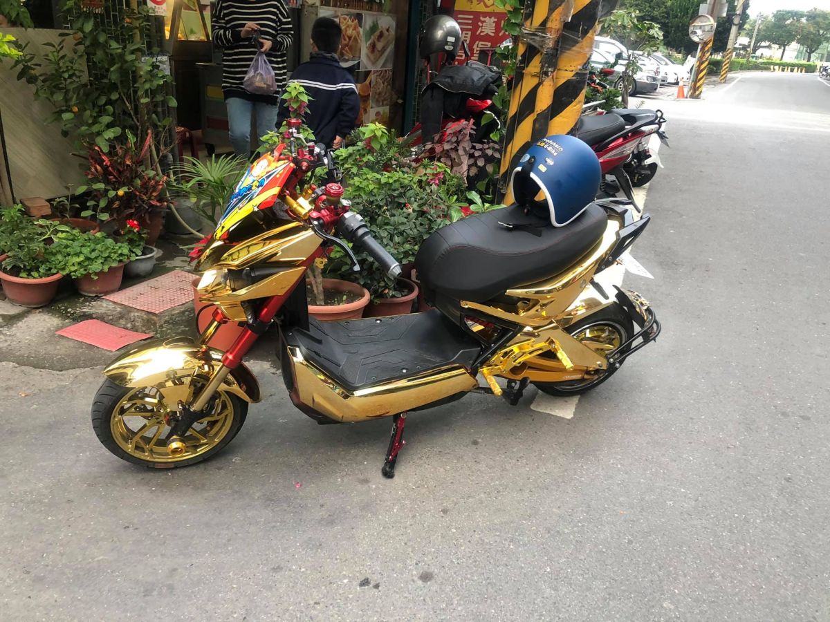 ▲網友分享路上看到的移工機車，金光閃閃十分吸睛。（圖／翻攝自《爆廢公社二館》臉書）