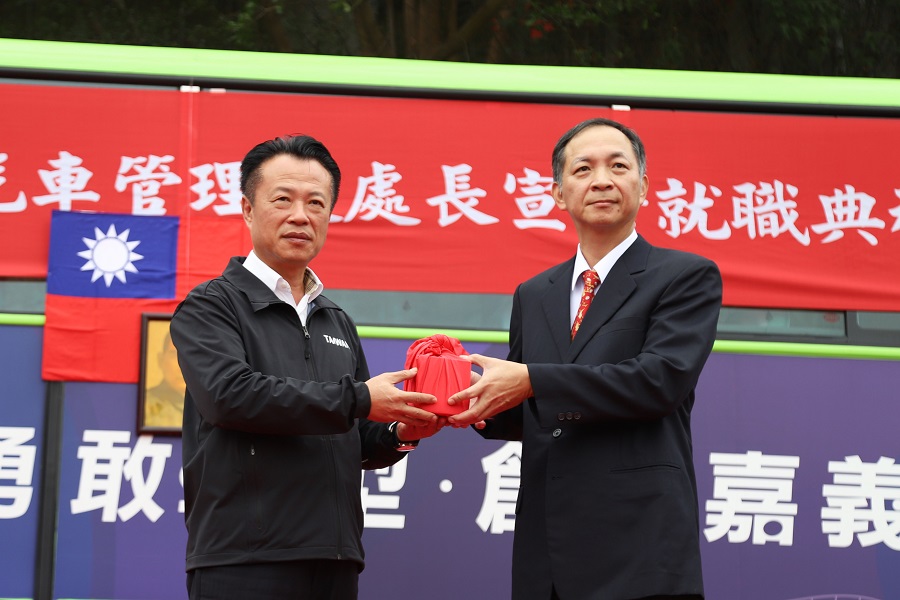 ▲楊志雄(右)真除接任嘉義縣公車處長，翁章梁縣長親授印信。(圖／嘉義縣政府提供）