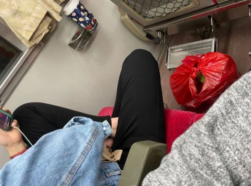 ▲一名女網友近日搭火車時，旁邊的女乘客直接脫鞋子並以盤腿的方是坐在位置上。（圖／翻攝自《Dcard》）