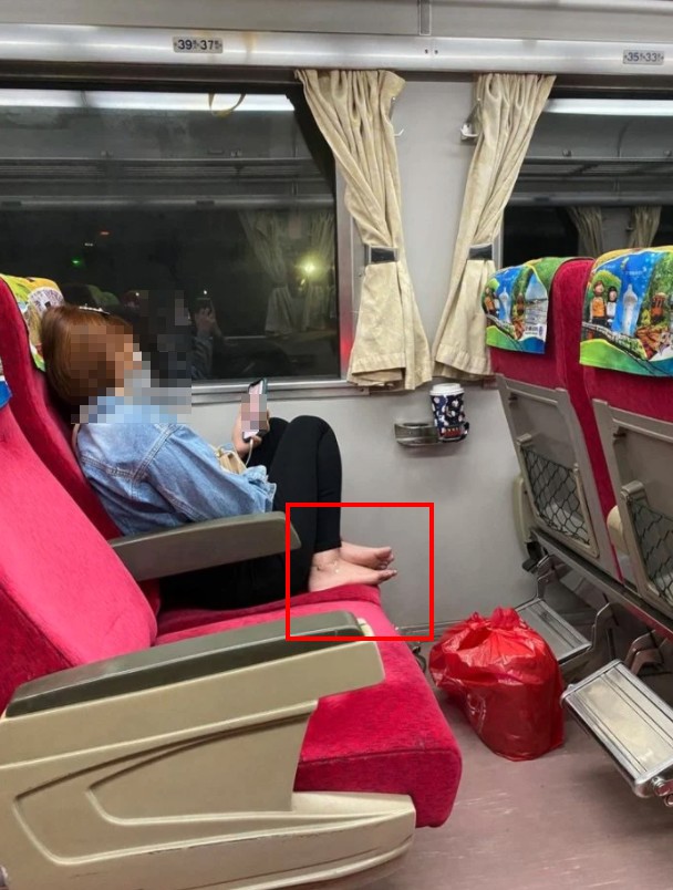 ▲一名女網友近日搭火車時，旁邊的女乘客直接脫鞋子並以盤腿的方是坐在位置上。（圖／翻攝自《Dcard》）