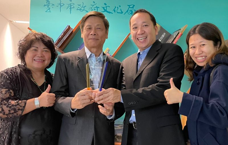 ▲高雄市大器內蘊文創藝術公司經營摘星山莊,榮獲台中市政府金館獎之殊榮,由該公司總裁林茂唐(左2)、摘星山莊館長黃信彰(右2),以及經營團隊成員同慶。(圖/記者黃守作攝,2020.12.11)