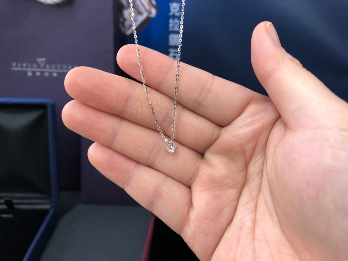 ▲超商推雙12優惠，推出限量鑽石項鍊萬元有找。（圖／業者提供）