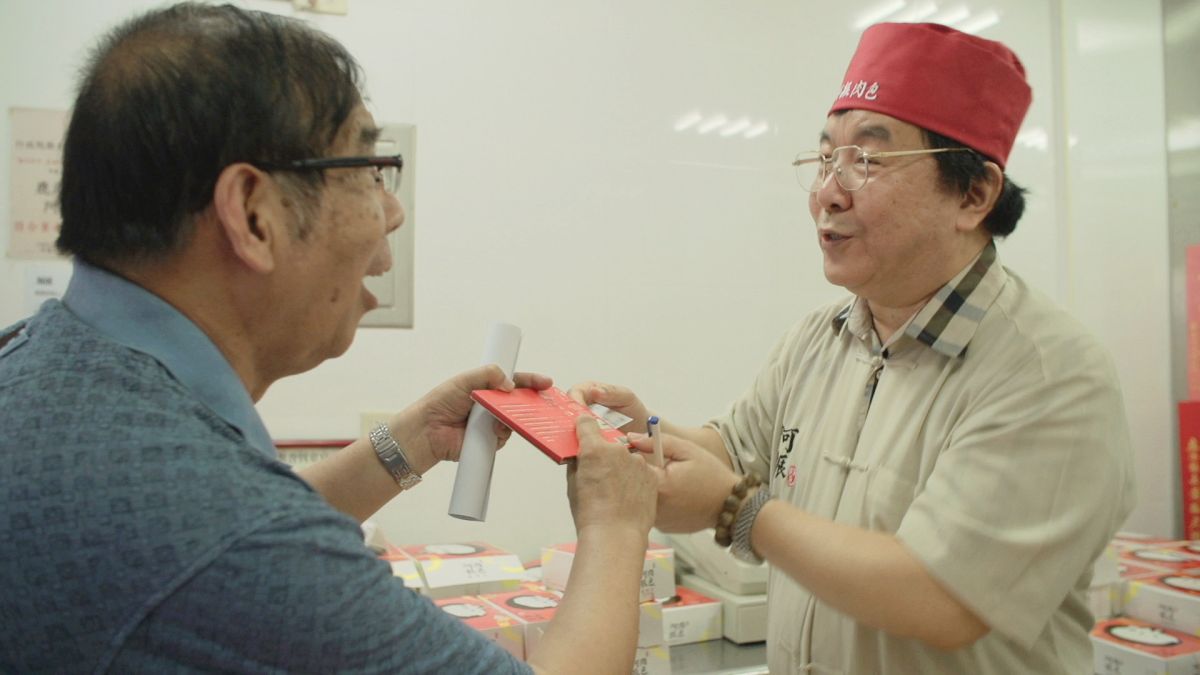 ▲鄭老闆（右）發現眼前竟是鮑元愷本尊。（圖／海鵬）