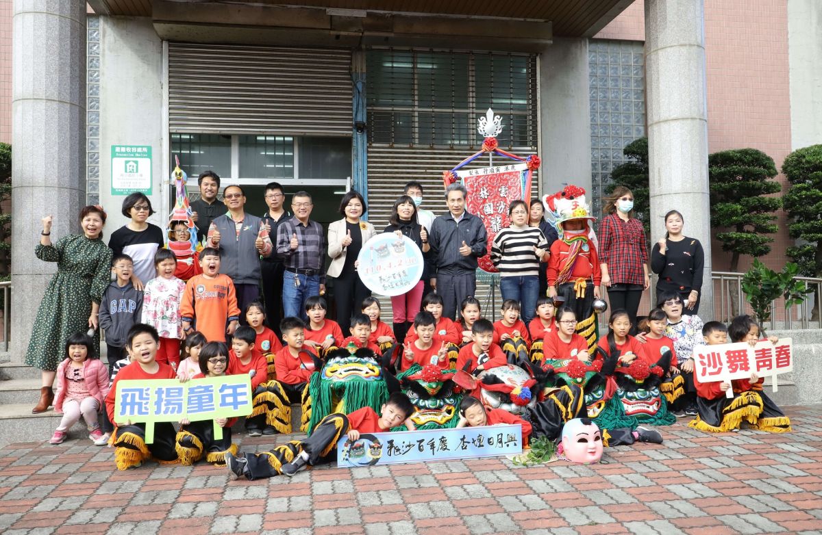 ▲縣長張麗善今日在教育處長邱孝文、四湖鄉長蘇國瓏陪同下，特地到飛沙國小道賀。（圖／記者洪佳伶攝，2020.12.11）