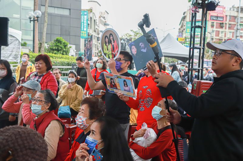 ▲中天新聞台即將關台，9日開始於該台門口進行直播活動，於今（11）日下午為止現場仍聚集眾多粉絲。（圖／記者葉政勳2020.12.11）