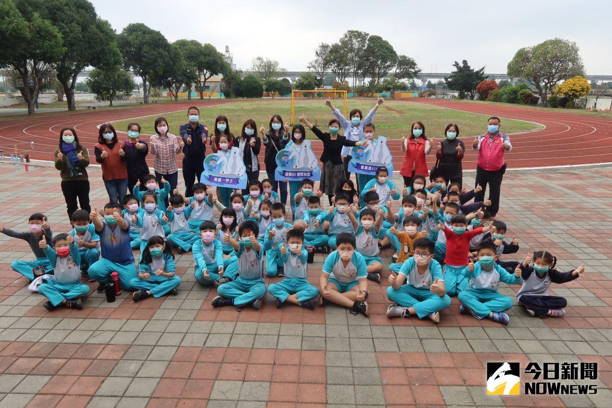 ▲北斗警察志工協進會募集學童防疫口罩，送給溪州鄉僑義國小由校方分送給每位學童，讓學童安心學習。（圖／記者陳雅芳攝，2020.12. 11）