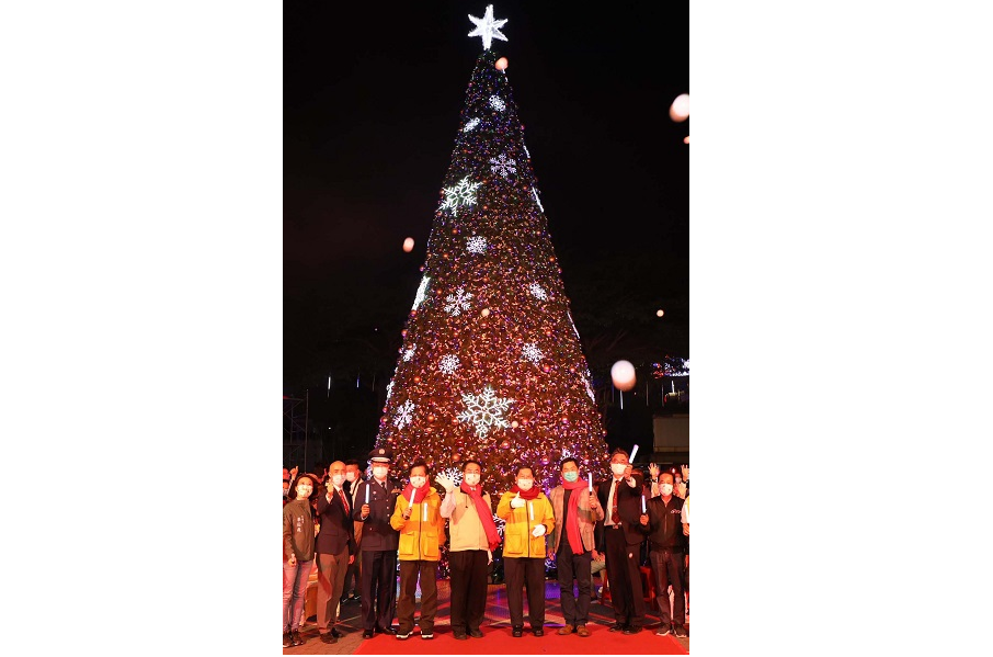 ▲市長黃偉哲(左5)、行政院內政部政務次長陳宗彥(右3)、遠東集團董事長徐旭東(右4)、遠東百貨營運長林彰豊(左4)一起在聖誕樹大合照。（圖／資料照片）