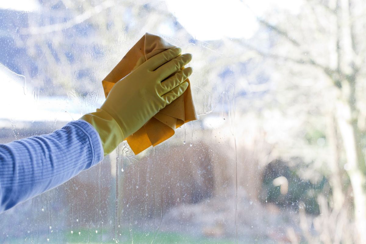 ▲窗戶清潔用小蘇打粉和白醋有效又環保。(圖／信義居家)