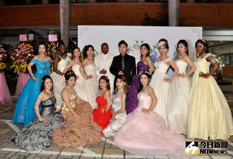 ▲USR國際合作成果發表的婚紗走秀，是由時尚視傳系台灣生、外籍生共同擔綱演出。（圖／記者陳雅芳攝，2020.12. 11）