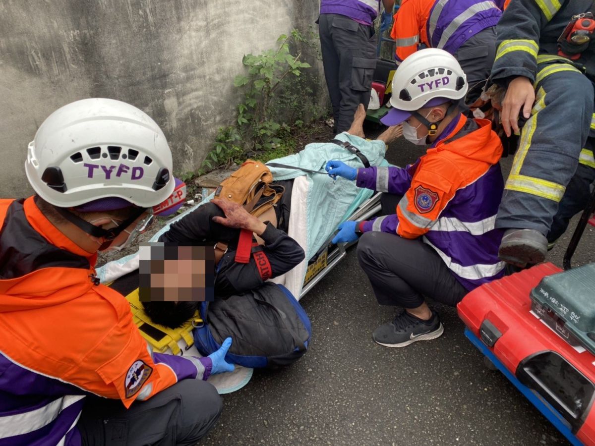 ▲林姓男子不知何故掉落在住宅與圍牆間的狹小空間，哀號10多小時才被警消人員救出。（圖／記者李春台翻攝）