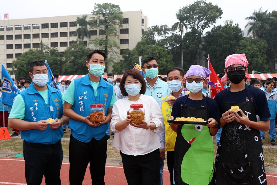 ▲嘉義市長黃敏惠在南興國中校慶活動喝了學生手作楊桃汁後，直讚像極了愛情。（圖／嘉義市政府提供）