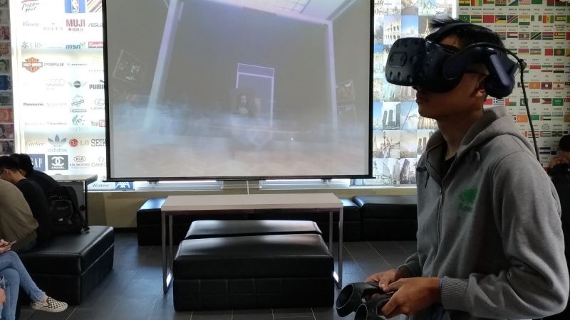 ▲學生透過VR設備進行線上虛擬藝術館欣賞。（圖／記者蘇榮泉攝，2020.12.11）