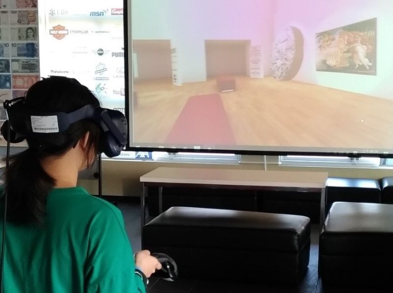 ▲學生透過VR設備進行線上虛擬藝術館欣賞。（圖／記者蘇榮泉攝，2020.12.11）