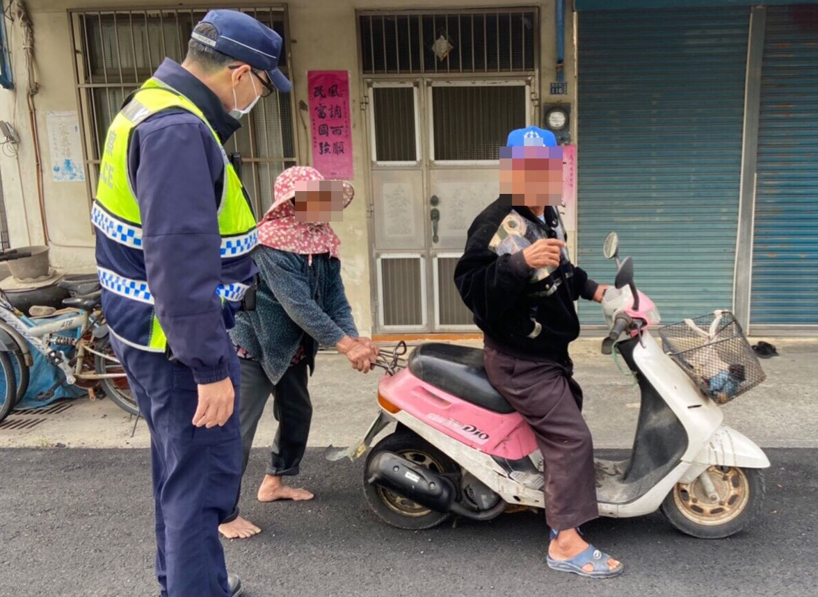 ▲員警發現一對老夫婦氣喘噓噓的推著機車前進。（圖／記者蘇榮泉攝）