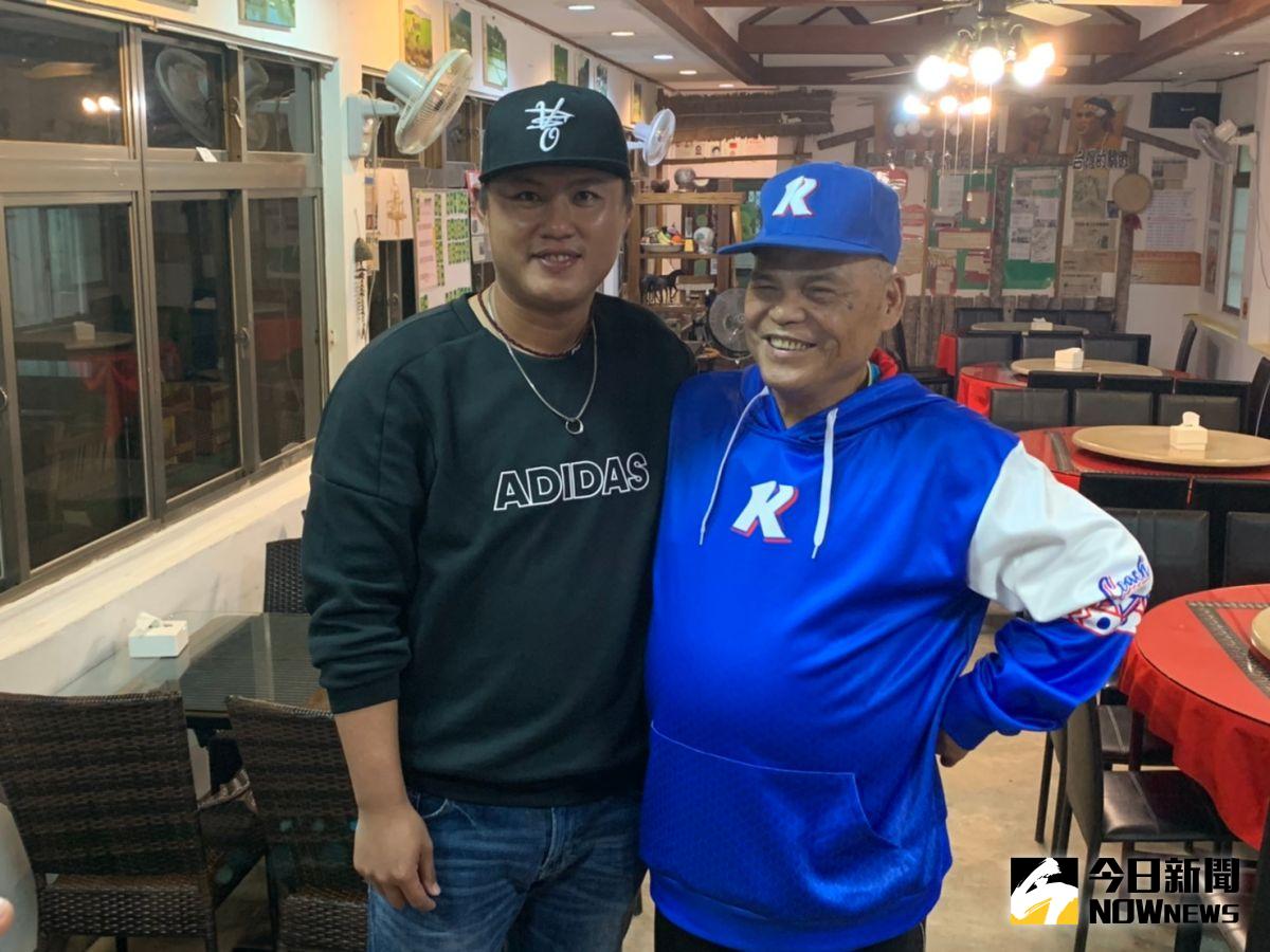 ▲前光復國小教練陳劍榮與羅國華合影。（圖／吳政紘攝）