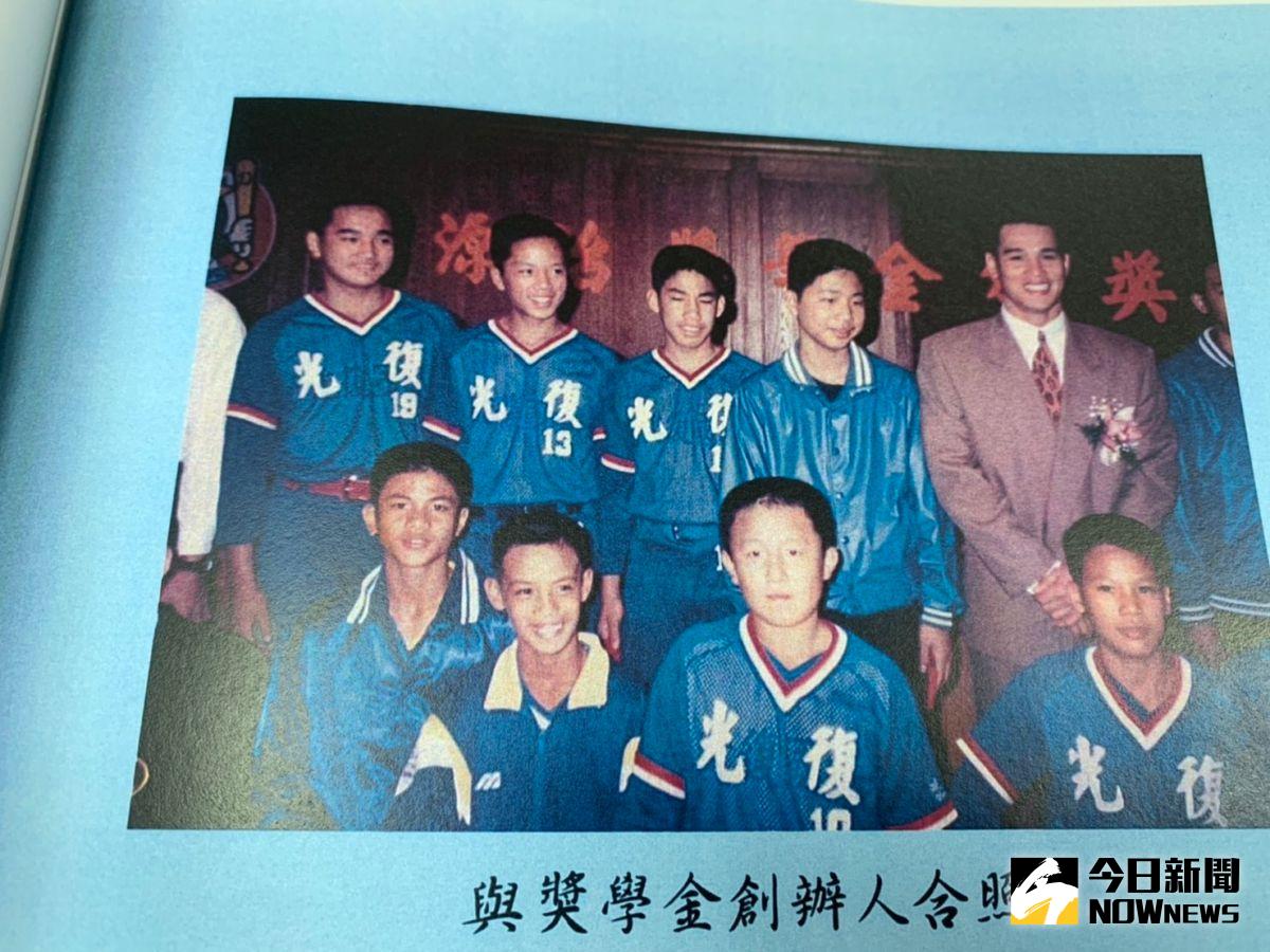 ▲郭源治獎學金周思齊（中）獲獎。（圖／吳政紘攝）