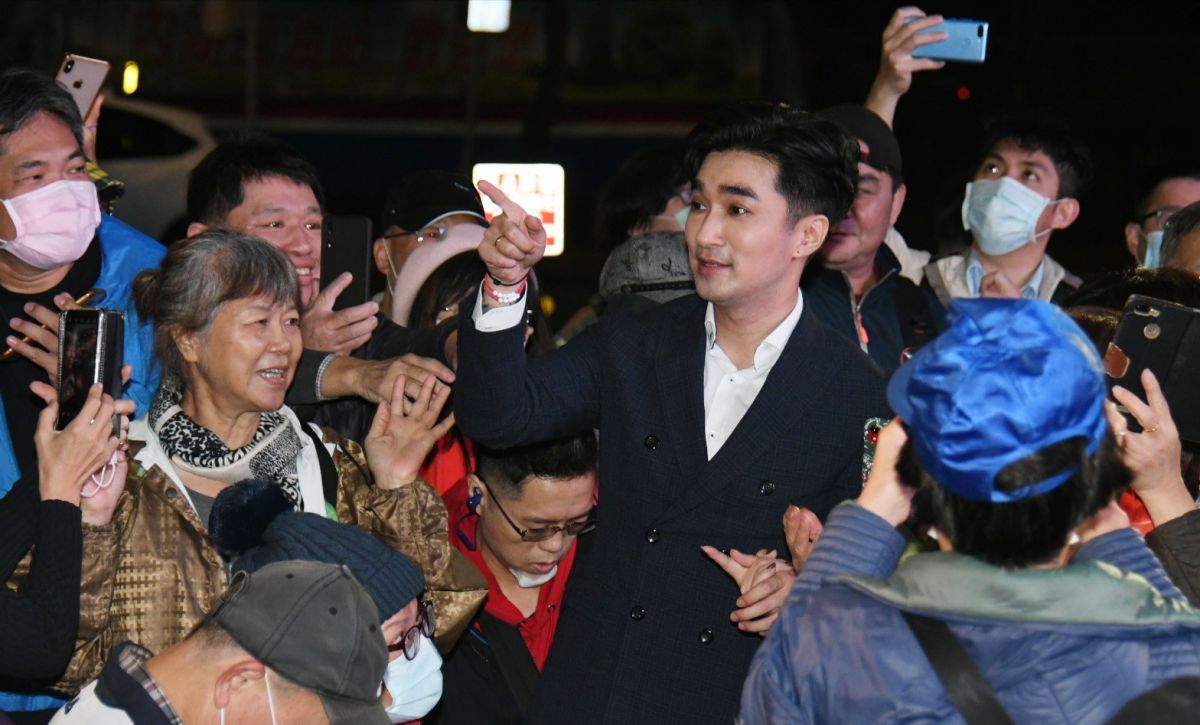 ▲中天新聞台即將關台，從昨（9）日開始即於該台門口進行直播活動，現場最高峰聚集200人，當今（11）日下午20時許主播王又正出現時，現場氣氛來到最高點。（圖／記者林調遜攝2020.12.11）