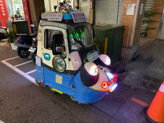 ▲台中的這台迷你車吸引了一位旅台的外國網友。（圖／取自u/-kerosene/ Reddit)