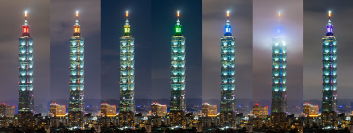 ▲ 一位外國網友紀錄了台北最高建築物一周的變化，其中最引人注目的便是101頂部燈光，七天下來剛好點出了彩虹的顏色。（圖／取自@u/MagicT8/Reddit)