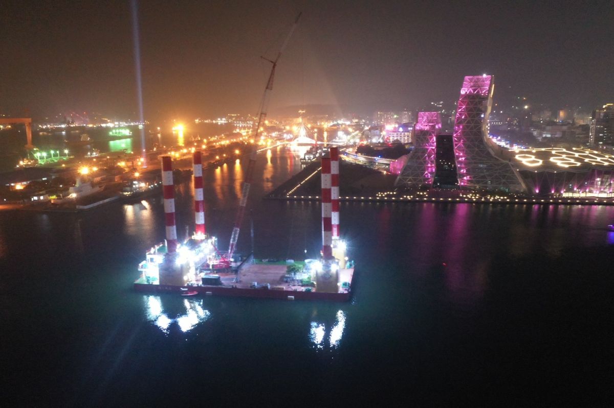 ▲高雄市副市長史哲在臉書貼出紀錄影片，公布高雄跨年活動「2021 跨百光年」眾所矚目的海上舞台在港灣就定位影片，呼籲民眾參與「百年視窗」。（圖／截自史哲臉書）