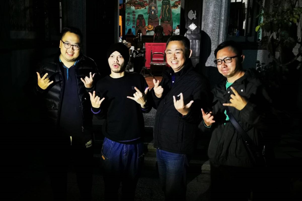 ▲黃明志新曲MV來金門取景，楊鎮浯拎雞排、珍奶探班。(圖/記者蔡若喬攝) 