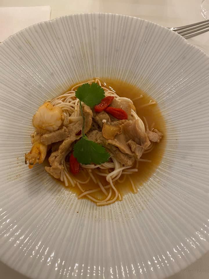 ▲我駐美代表蕭美琴12日表示,她「在美國生活,跟上億吃肉的美國人一樣,會吃美國豬肉、美國牛肉,且未因此產生任何健康問題」,並貼出台灣主廚在雙橡園料理的美食照。(圖/蕭美琴臉書)