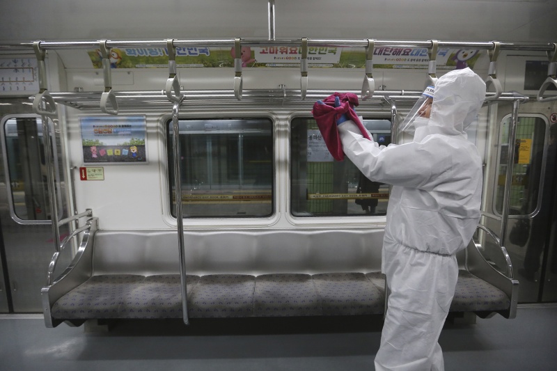 ▲南韓 12 日又傳出新增 950 人感染新冠肺炎，破疫情爆發以來的紀錄。圖為近期在首爾地鐵站為車廂消毒的人員。（圖／美聯社／達志影像）