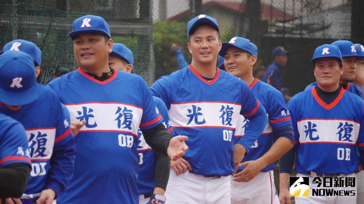 ▲高國輝（中）出席光復OB賽。（圖／吳政紘攝）