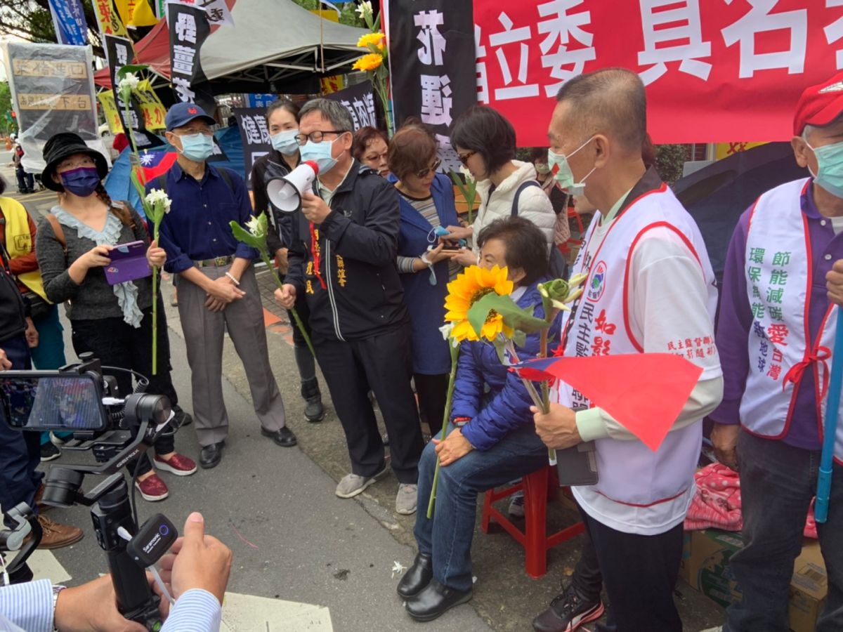 ▲國民黨前立委沈智慧到立法院外投發起靜坐，要求審查萊豬行政命令時要記名表決，讓全台灣人看看是哪些立委要他們吃萊豬。　（圖／記者吳承翰攝）