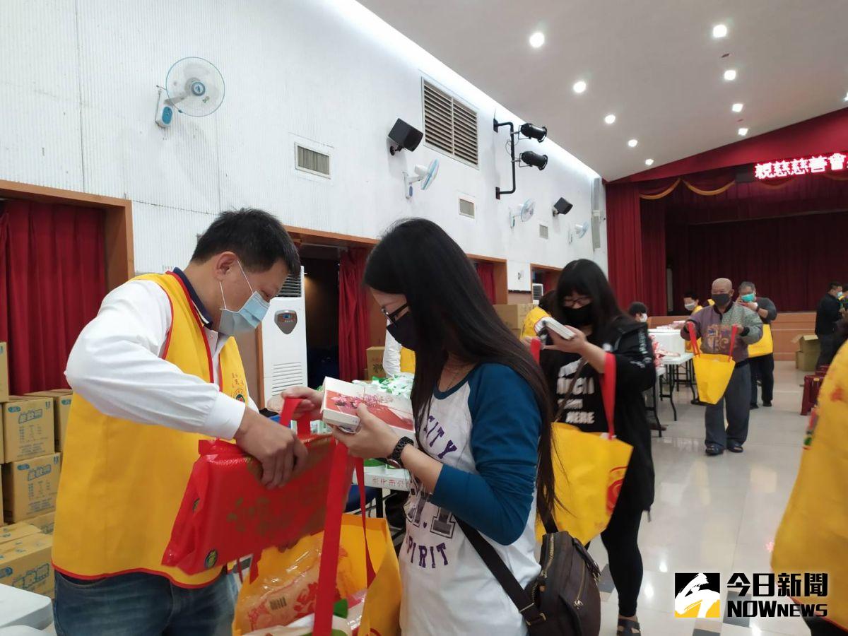 ▲社團法人親慈慈善會捐贈民生物資給彰化市300戶的特殊境遇家庭與急難救助戶。（圖／記者葉靜美攝，2020.12.12）