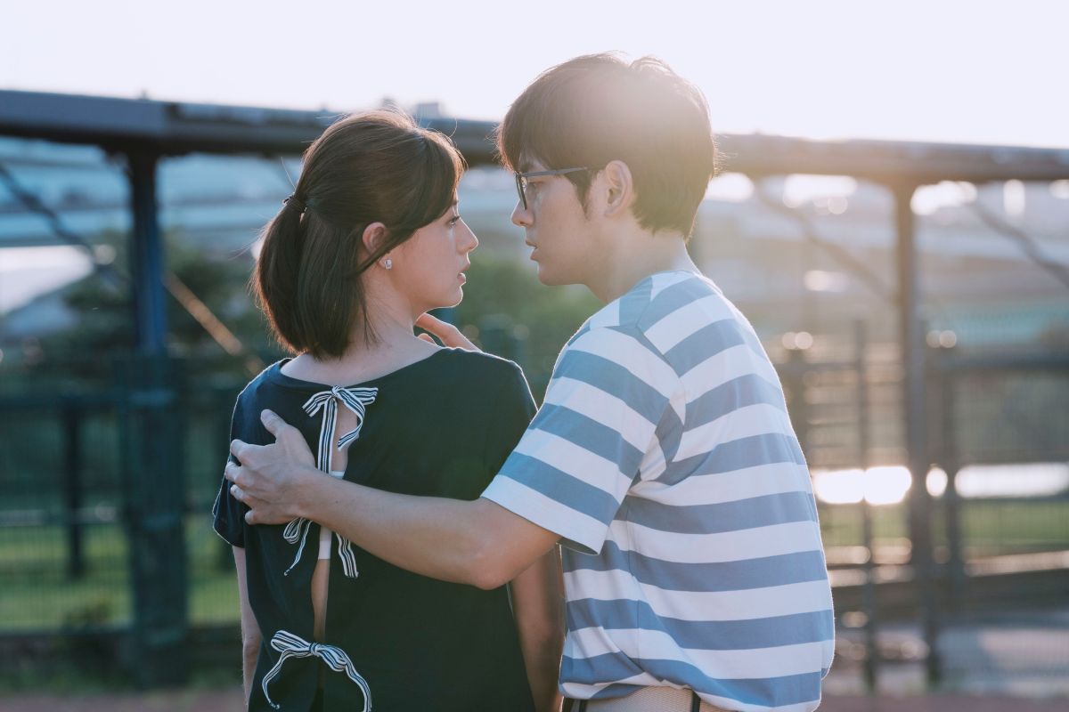 ▲宥勝「本壘板」吻林予晞，吻到全身通電電流亂竄。（圖 / HBO Asia提供）