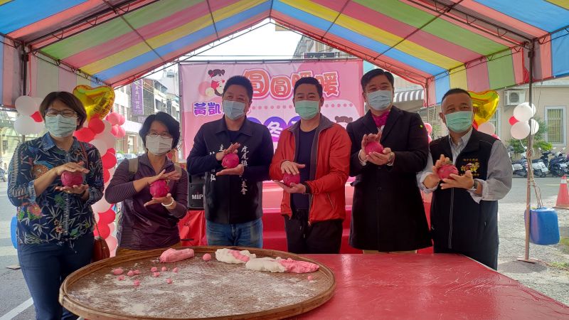 ▲一起搓冬至圓、享用牛排大餐,提早歡度冬至團圓。(圖/記者洪佳伶攝,2020.12.12)
