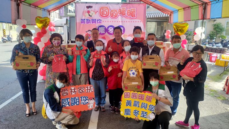 ▲議員黃凱邀請雲林家扶110位阿公阿嬤及親子們,一起搓冬至圓、享用牛排大餐。(圖/記者洪佳伶攝,2020.12.12)