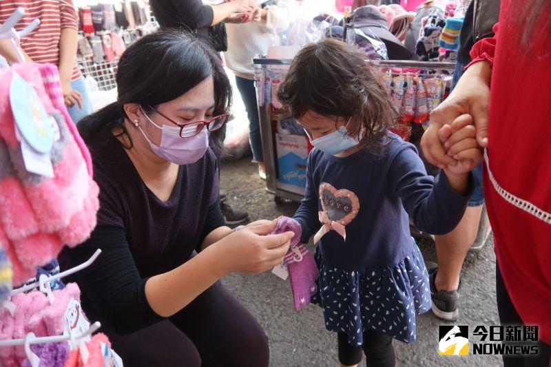 ▲2020彰化社頭織襪芭樂節熱鬧登場,媽媽貼心的幫女兒買小手套,直呼,超便宜。(圖/記者陳雅芳攝,2020.12.