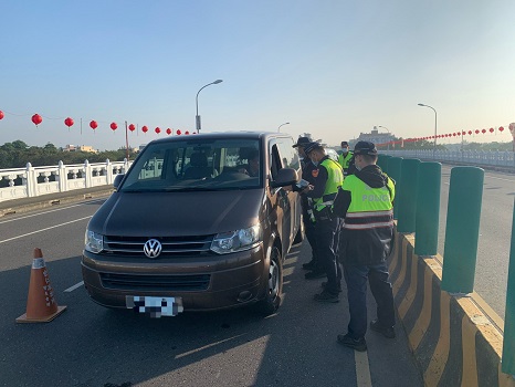 ▲雲林縣警察局與嘉義縣警察局12日在北港大橋共同合作執行全國同步取締酒後駕車專案勤務。(圖/記者洪佳伶攝,2020.12.12)