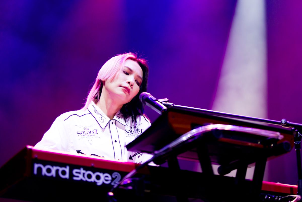 ▲Tizzy Bac主唱惠婷染橘髮，自嘲像是暴走族。（圖／相信音樂提供）