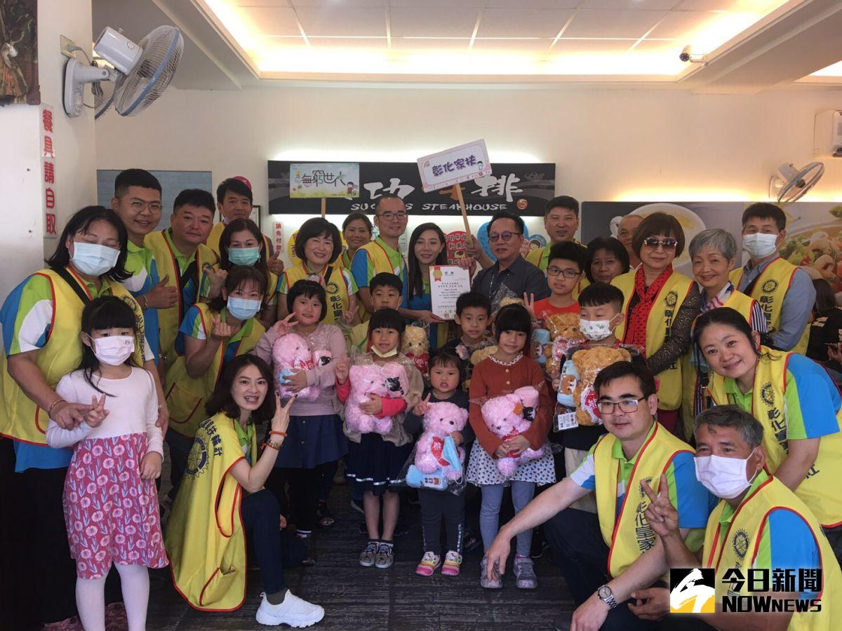 ▲彰化皇家扶輪社花蓮美侖山扶輪社攜手送愛邀請家扶親子享用排餐，與家扶親子相見歡，讓受助家庭能溫暖過冬獻上滿滿祝福。（圖／記者陳雅芳攝，2020.12. 12）