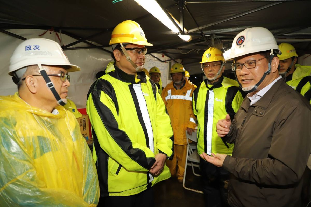 ▲交通部長林佳龍12日晚間前往台鐵瑞芳至猴硐段視察，關心搶修進度。（圖／交通部提供）