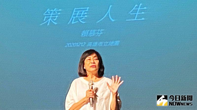 ▲賴慕芬在高雄市立圖書館城市講堂以「策展人生」了為題,和大家分享自己如何走出生命的低谷、撥開陰霾迎向陽光。(圖/記者陳美嘉攝,2020.12.12)