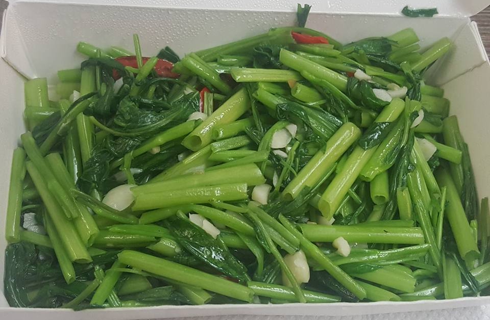 ▲許多人料理空心菜都是以「清炒」的方式，對此，搜狐號《小乾倩倩的遊戲的美食》就分享了另一種料理方式，表示吃起來「健康美味又水嫩」。（示意圖／翻攝自《爆怨公社》） 