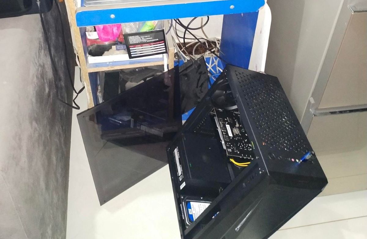 ▲有名師傅指出，自己冒著大雨到客戶家維修電腦，但一到卻讓他臉綠直喊「怎麼收錢呀」。（圖／翻攝爆怨2公社臉書）