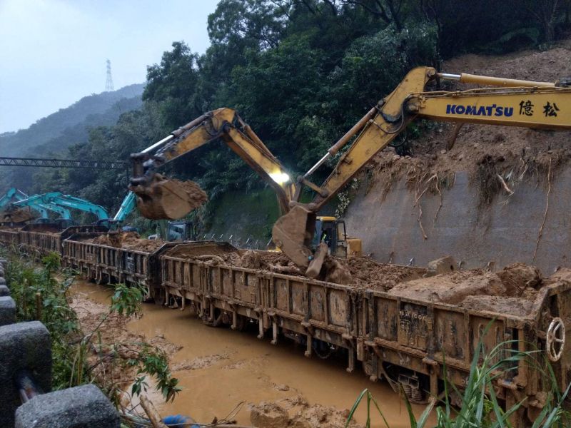 東北角坍方走山嚴重　林佳龍：改以14日東正線通車為目標
