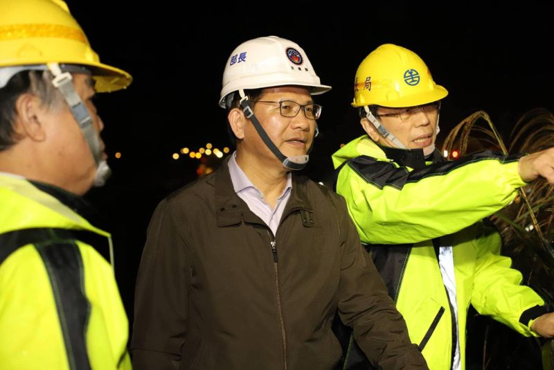 ▲交通部長林佳龍12日第5度前往坍方段向搶修工程人員致意。（圖／擷取自林佳龍臉書）