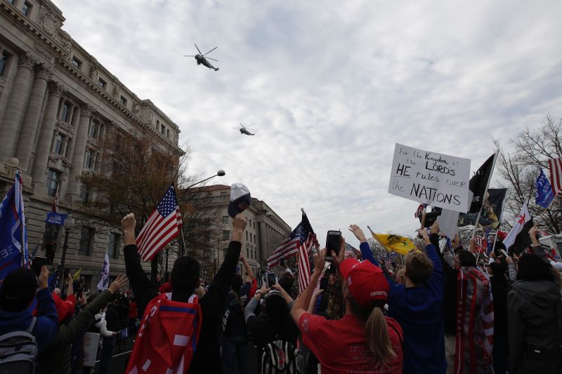 ▲川普支持者、右派團體於12月12日在華盛頓及多個州發起挺穿遊行，抗議拜登及民主黨人「偷走了選舉」。（圖／美聯社／達志影像）