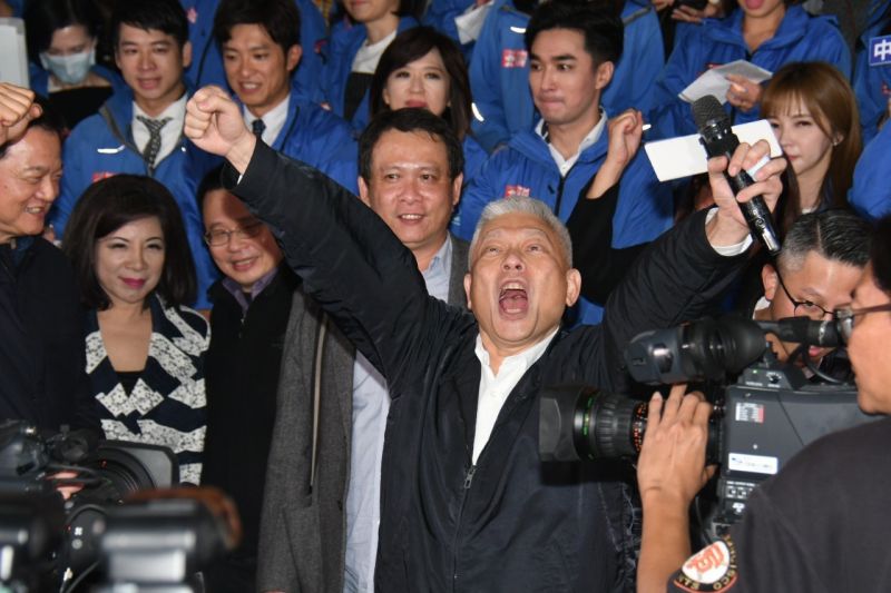 ▲中天新聞11日午夜正式退出52頻道,旺旺中時集團董事長蔡衍明當天出席中天活動,舉起雙手向電視台員工大聲疾呼。(圖/記者林調遜攝2020.12.11)