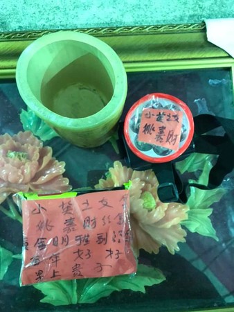 ▲兩位婚宴蟑螂帶來送給新人的禮物,不僅看起來髒兮兮,上頭的祝賀語還寫錯。(圖/取自爆怨公社)