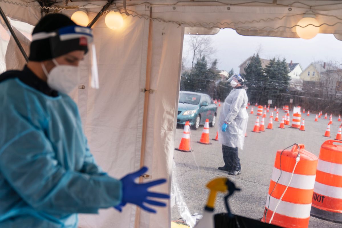 ▲美國新型冠狀病毒確診案例至12月13日上午，累計逾1600萬例，其中29.7萬例死亡。（圖／美聯社／達志影像）